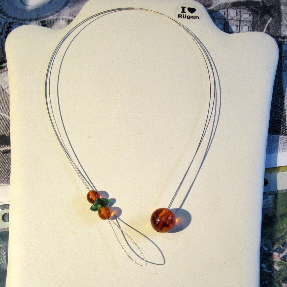 Edles und raffiniertes Drahtcollier mit grünem Seeglas und 3 wunderschönen Bernsteinperlen