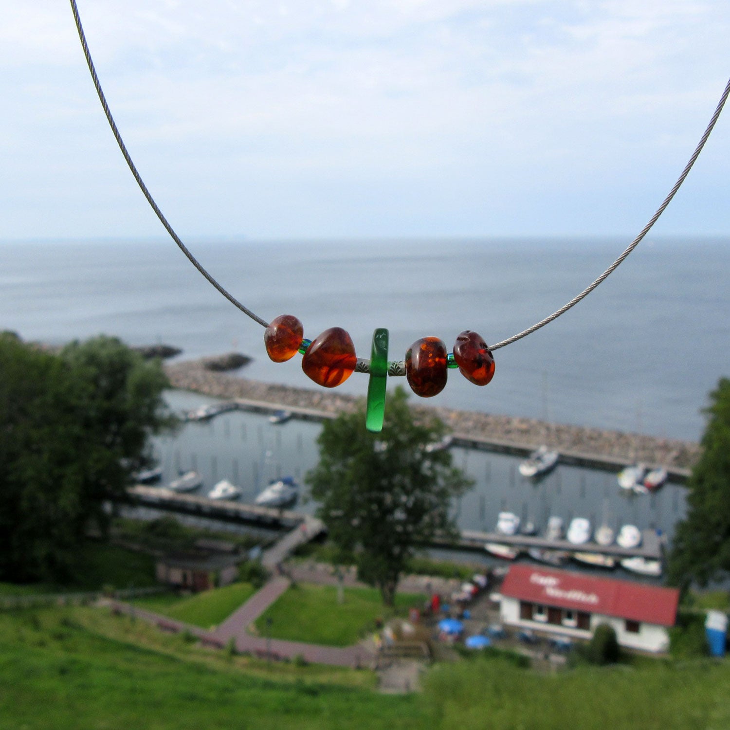 Drahtcollier mit Bernsteinnuggets und Seeglas von Rügen