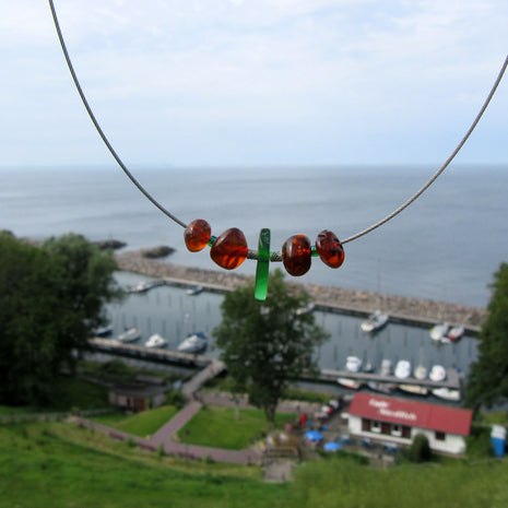 Drahtcollier mit Bernsteinnuggets und Seeglas von Rügen
