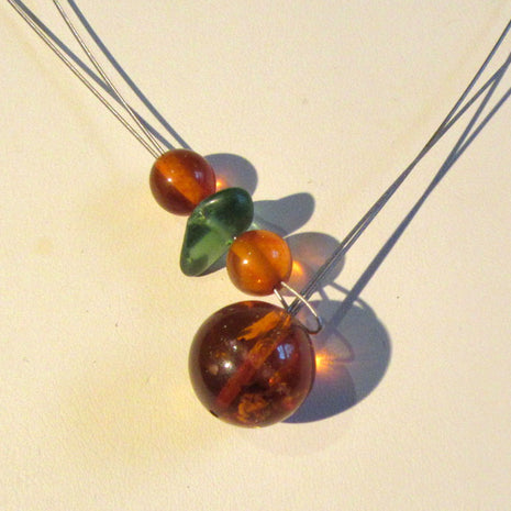 Edles und raffiniertes Drahtcollier mit grünem Seeglas und 3 wunderschönen Bernsteinperlen