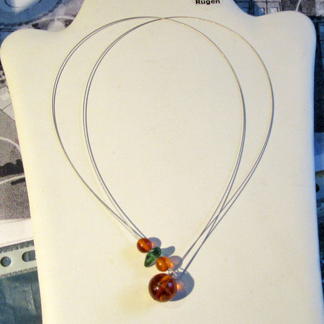 Edles und raffiniertes Drahtcollier mit grünem Seeglas und 3 wunderschönen Bernsteinperlen