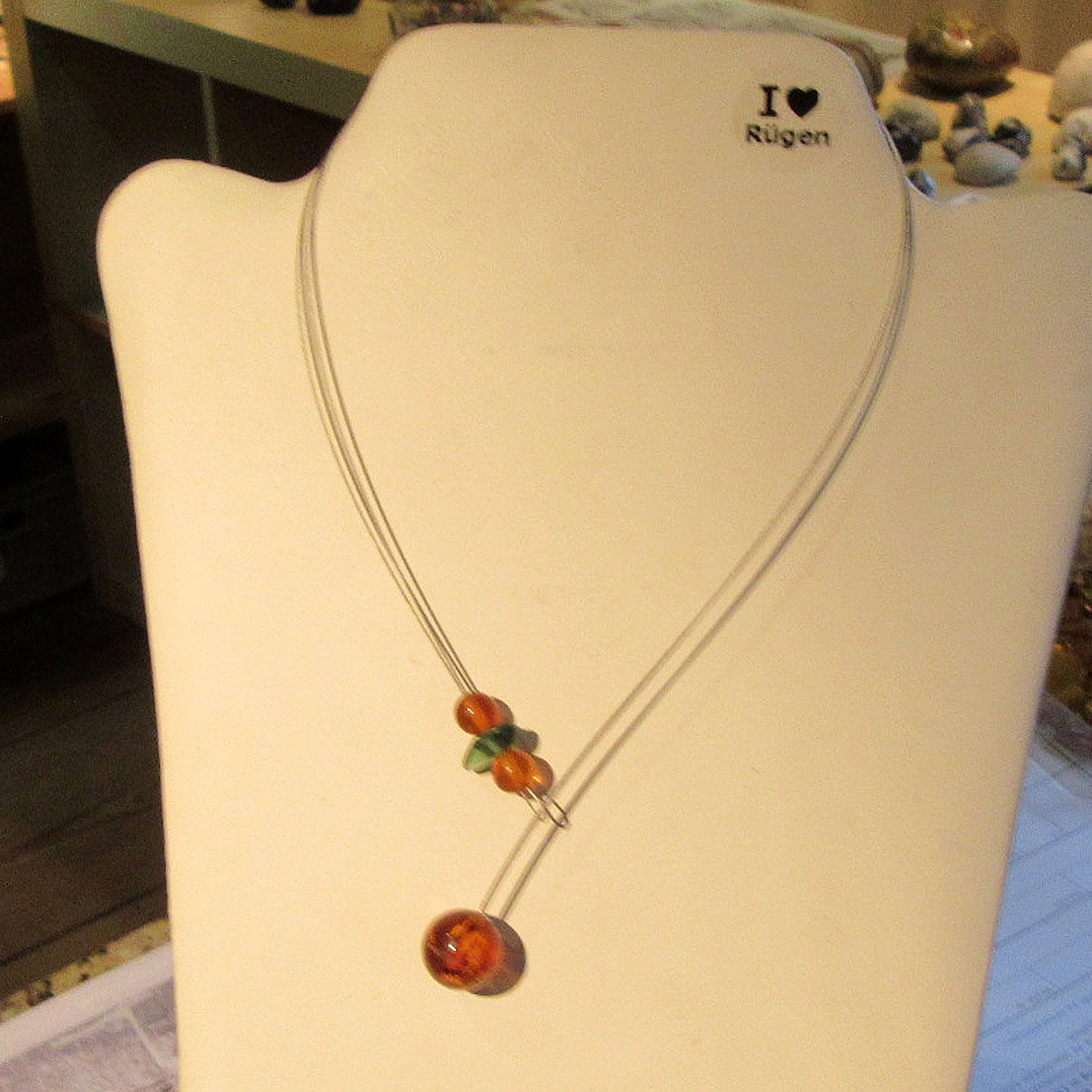 Edles und raffiniertes Drahtcollier mit grünem Seeglas und 3 wunderschönen Bernsteinperlen