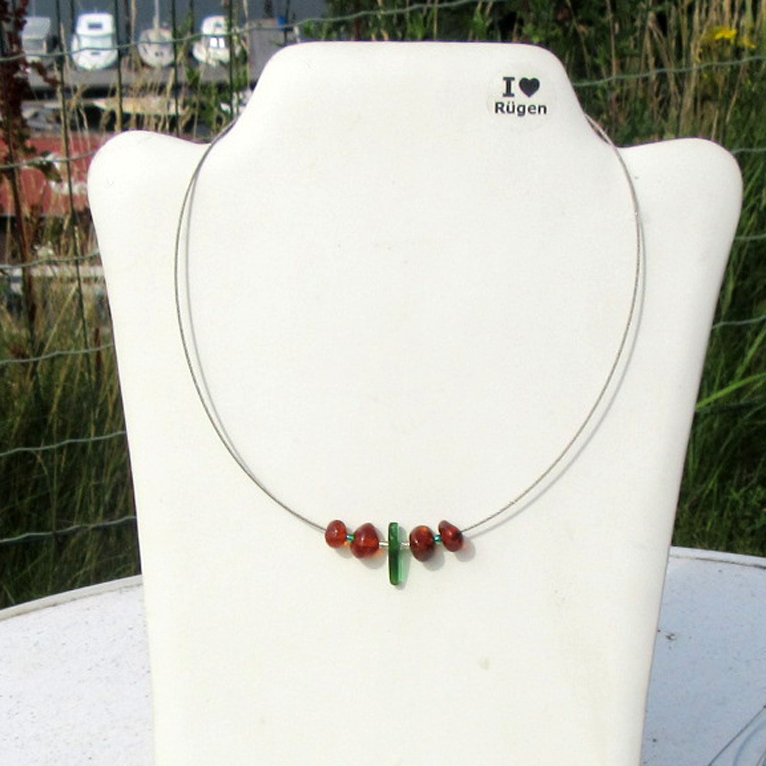 Drahtcollier mit Bernsteinnuggets und Seeglas von Rügen