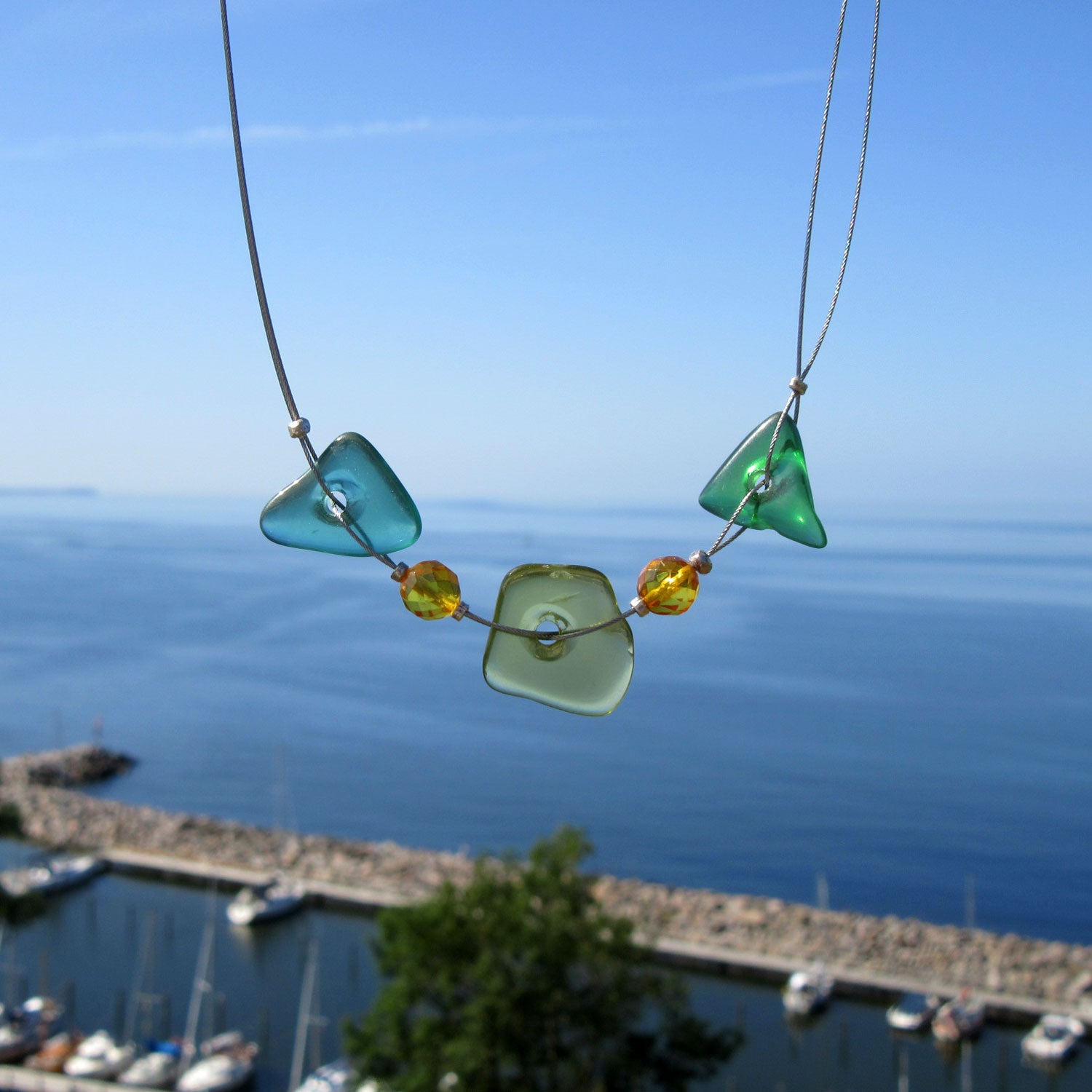 Drahtcollier mit grünem Seeglas und Bernsteinperlen