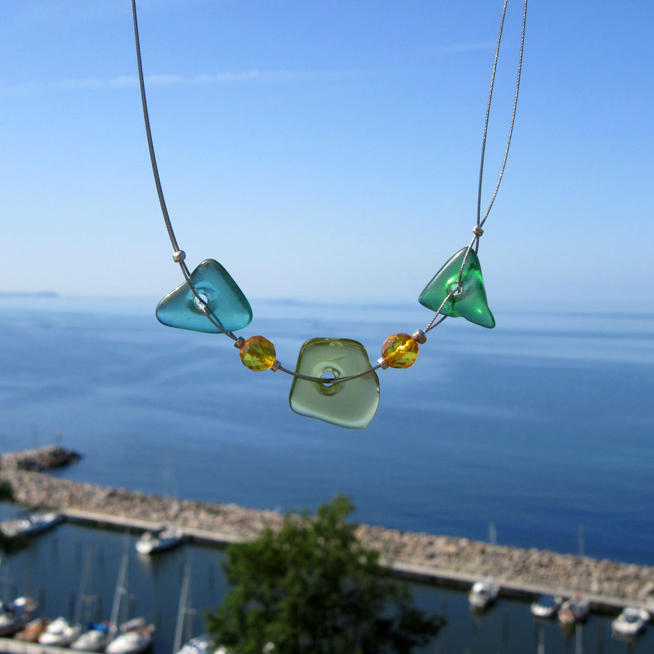 Drahtcollier mit grünem Seeglas und Bernsteinperlen