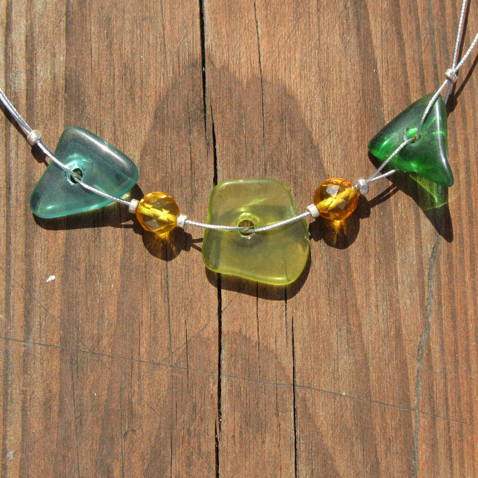 Drahtcollier mit grünem Seeglas und Bernsteinperlen