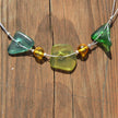 Drahtcollier mit grünem Seeglas und Bernsteinperlen