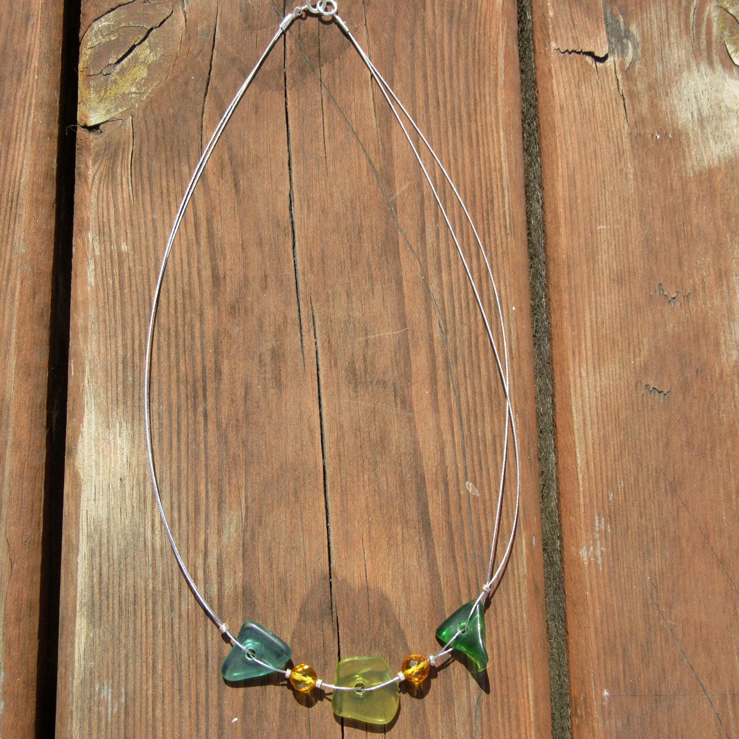 Drahtcollier mit grünem Seeglas und Bernsteinperlen