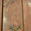 Drahtcollier mit grünem Seeglas und Bernsteinperlen