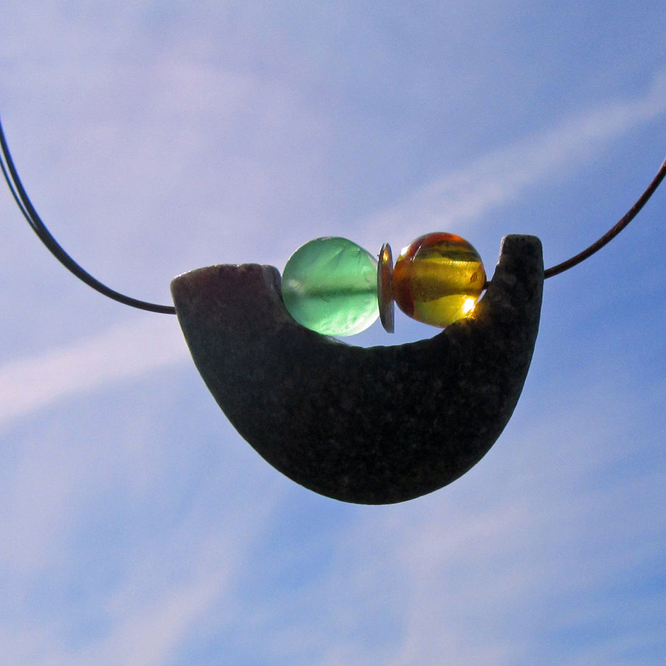 Drahtcollier mit Bernstein und Seeglas, maritim und einzigartig