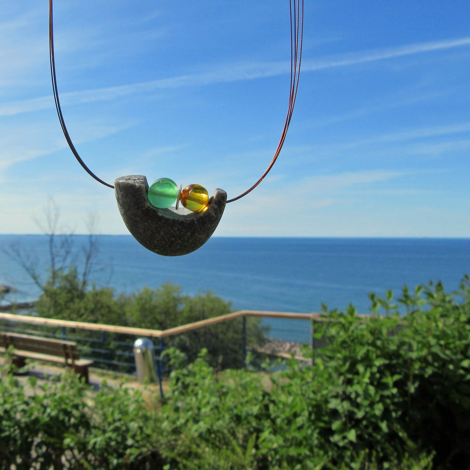 Drahtcollier mit Bernstein und Seeglas, maritim und einzigartig