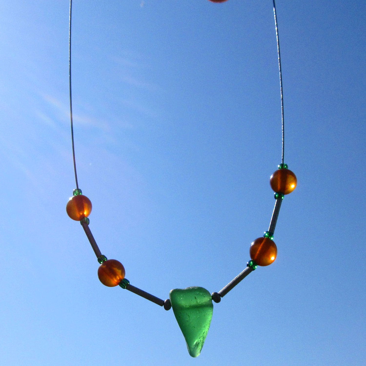 Drahtcollier aus Seeglas, Bernstein und Silber, Unikat