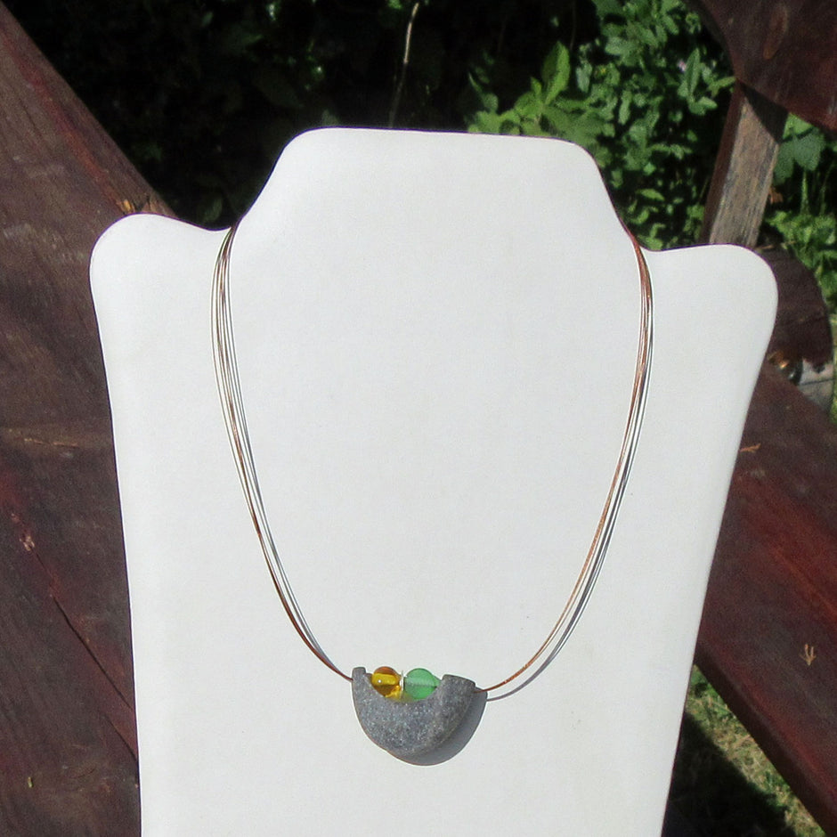 Drahtcollier mit Bernstein und Seeglas, maritim und einzigartig