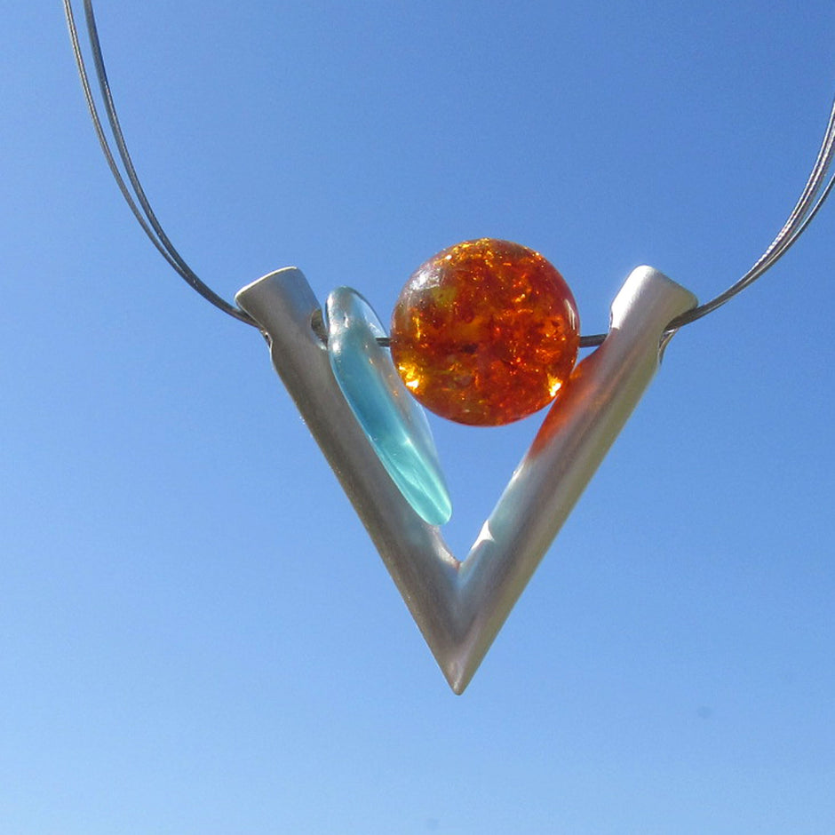 Elegantes Drahtcollier mit Bernstein und Seeglas