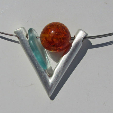 Elegantes Drahtcollier mit Bernstein und Seeglas