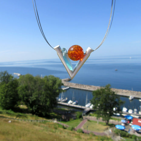Elegantes Drahtcollier mit Bernstein und Seeglas