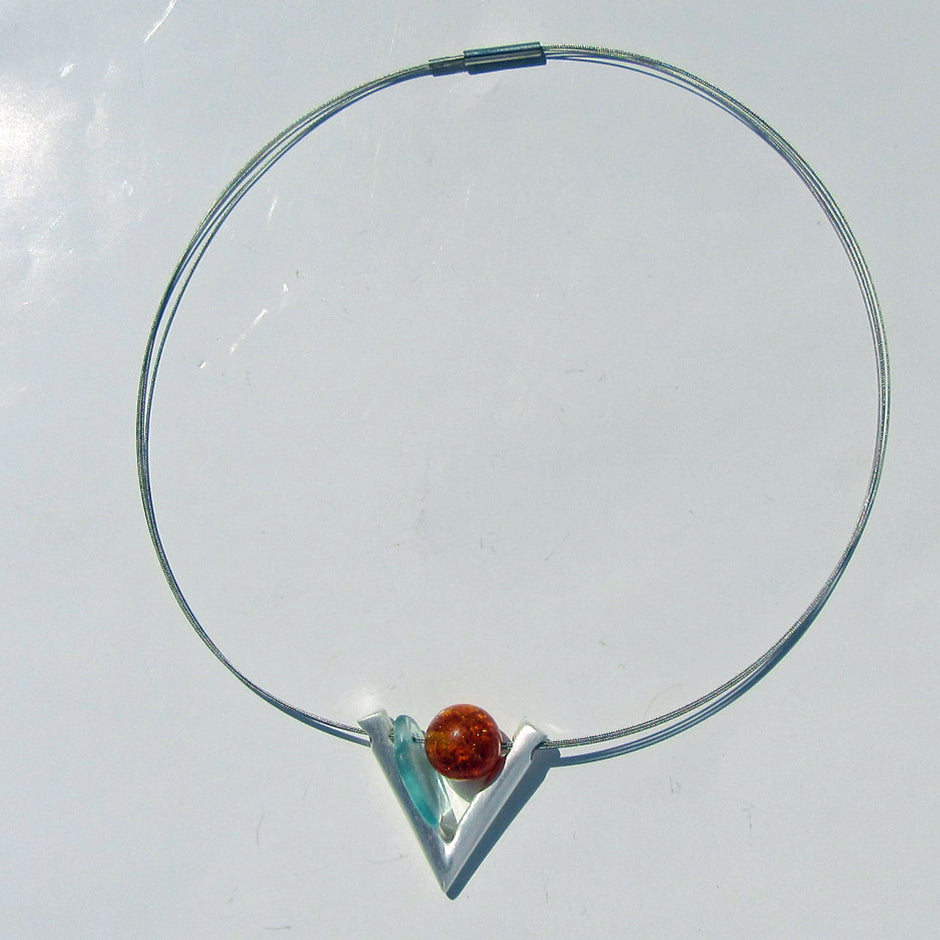 Elegantes Drahtcollier mit Bernstein und Seeglas