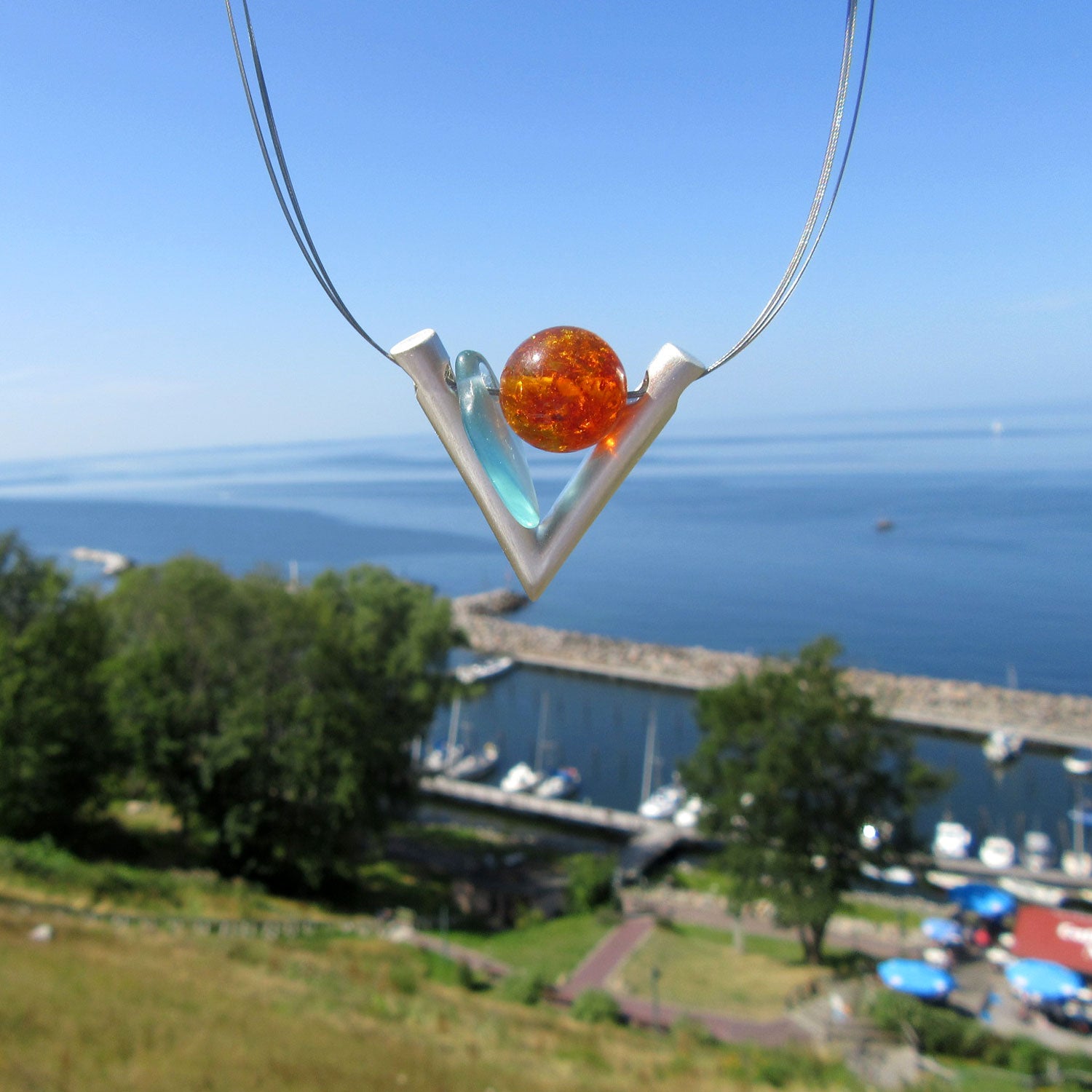 Elegantes Drahtcollier mit Bernstein und Seeglas