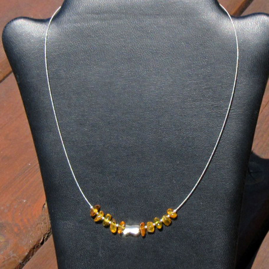 Elegantes Drahtcollier mit Bernstein und silbernem Fisch