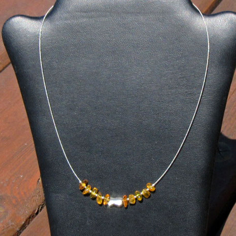 Elegantes Drahtcollier mit Bernstein und silbernem Fisch