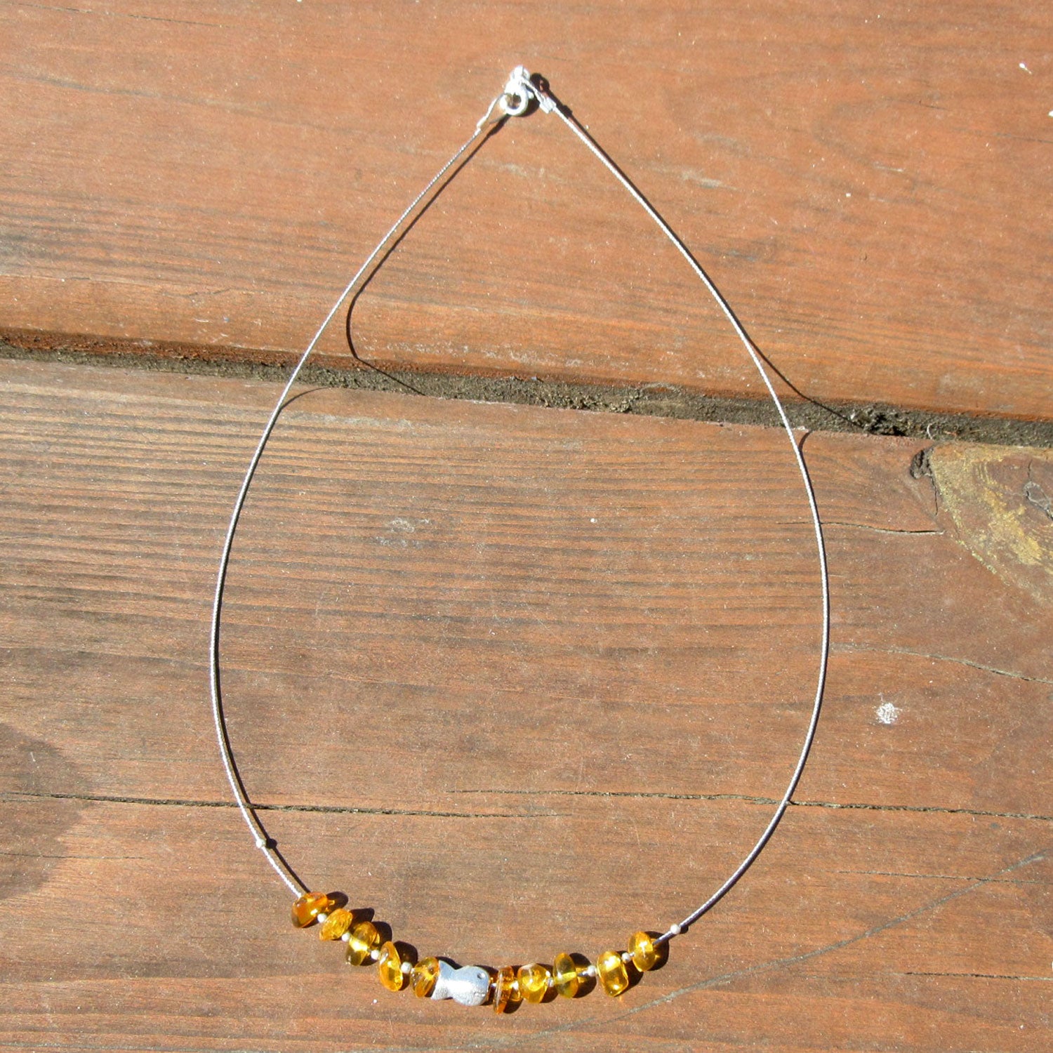 Elegantes Drahtcollier mit Bernstein und silbernem Fisch