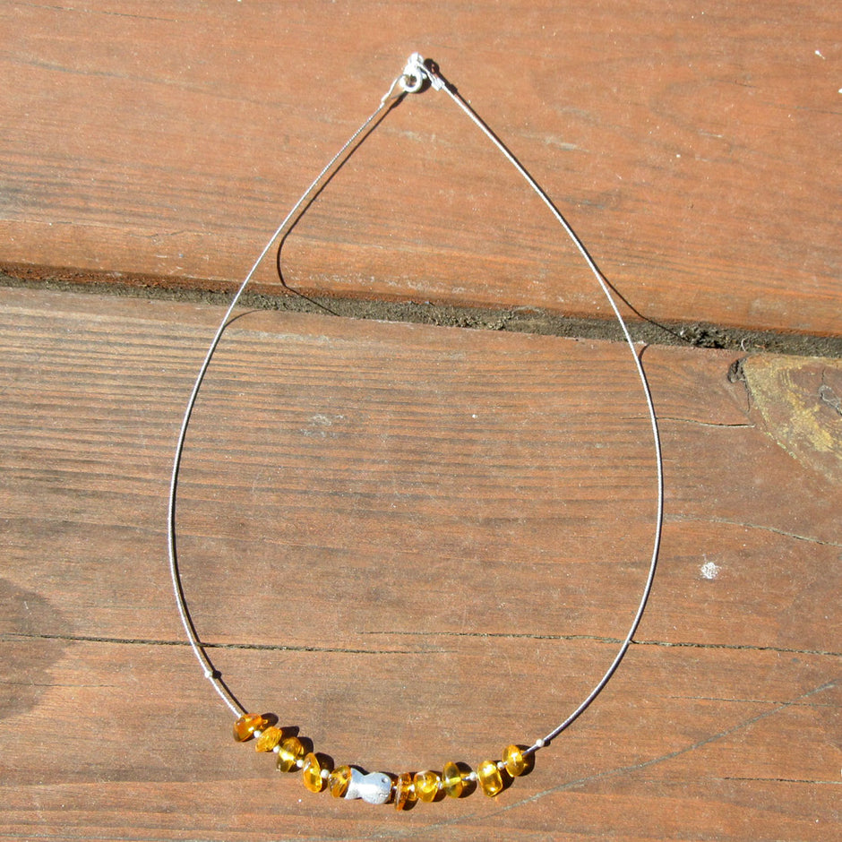 Elegantes Drahtcollier mit Bernstein und silbernem Fisch