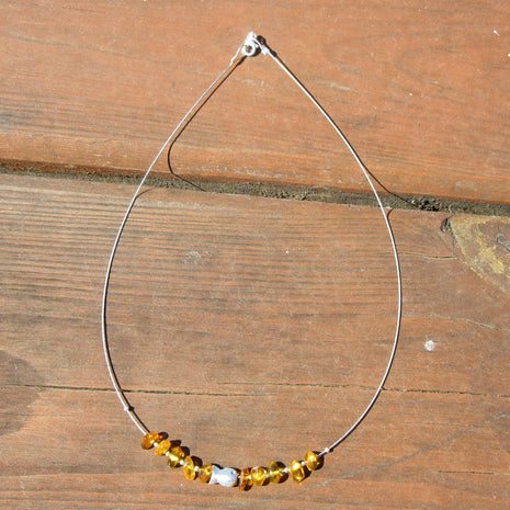 Elegantes Drahtcollier mit Bernstein und silbernem Fisch