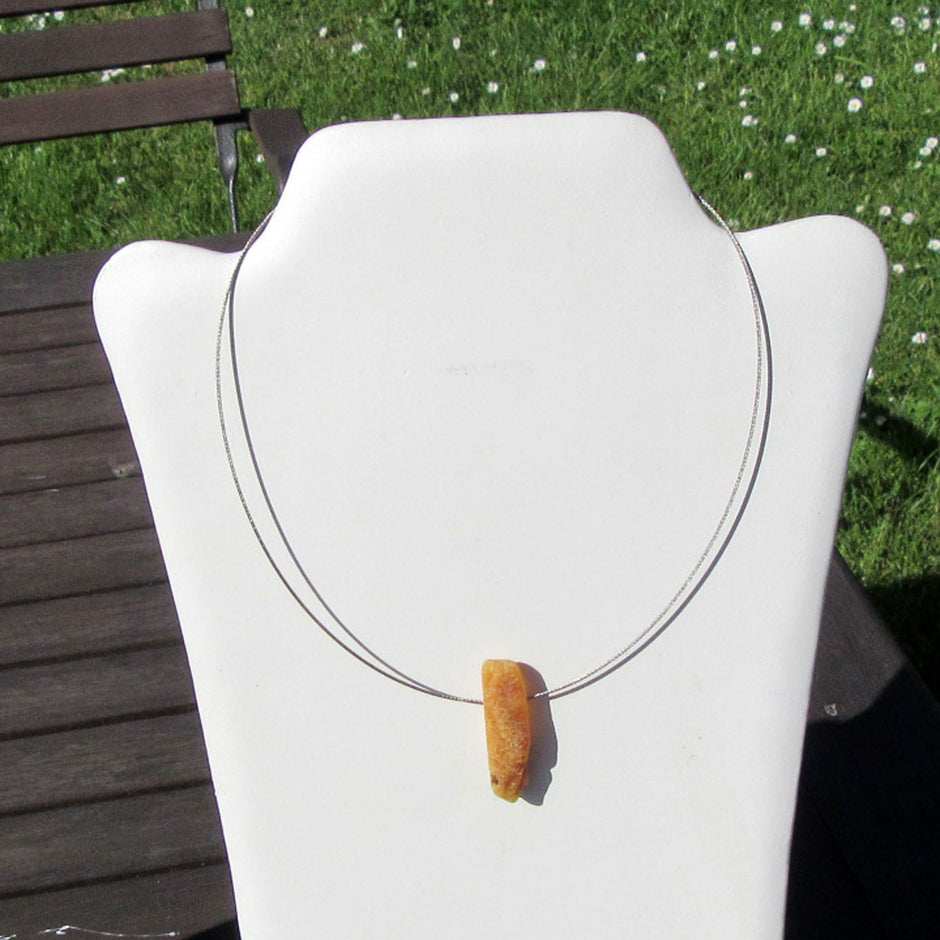 Drahtcollier aus Silber mit unpoliertem Bernstein