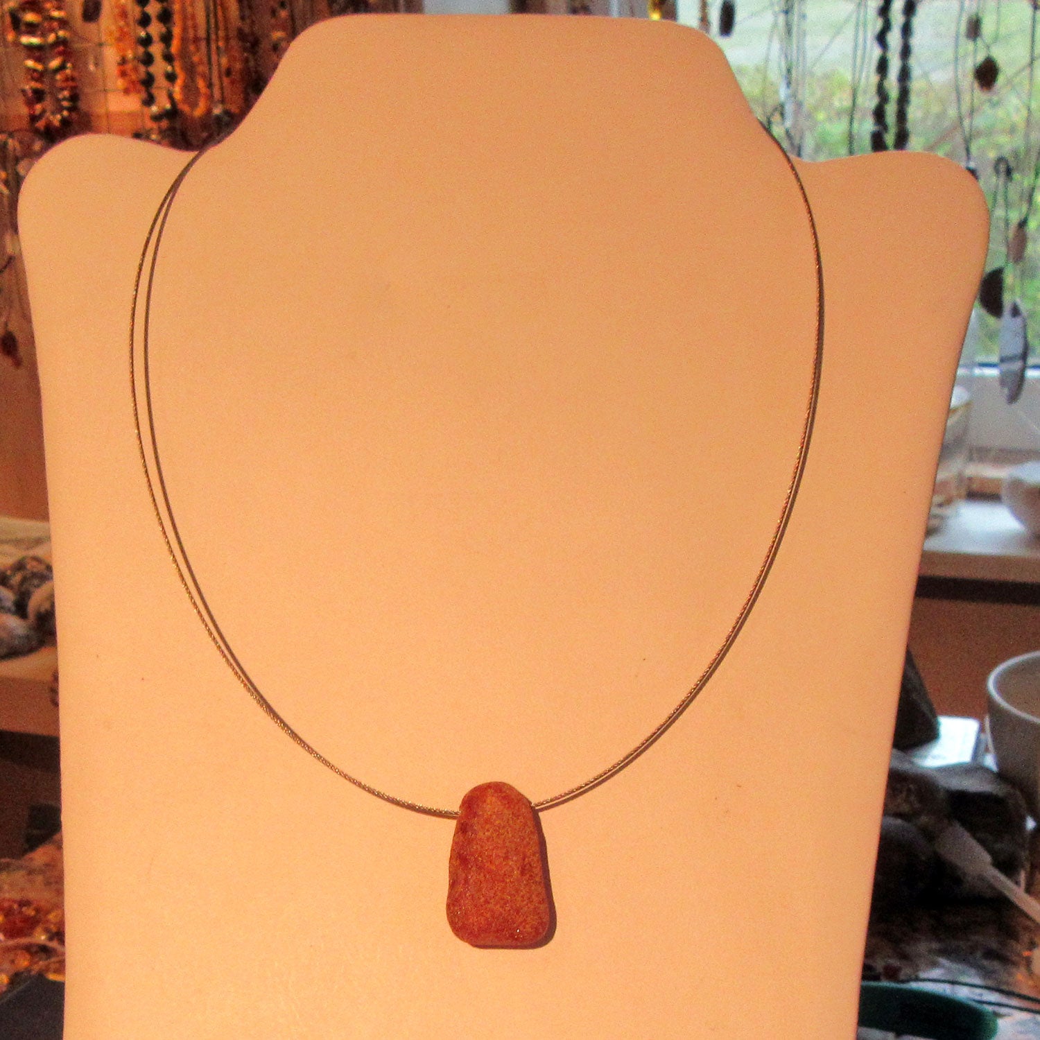 Edles Drahtcollier mit unpoliertem Bernstein