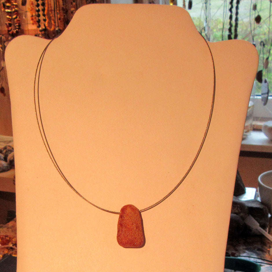 Edles Drahtcollier mit unpoliertem Bernstein