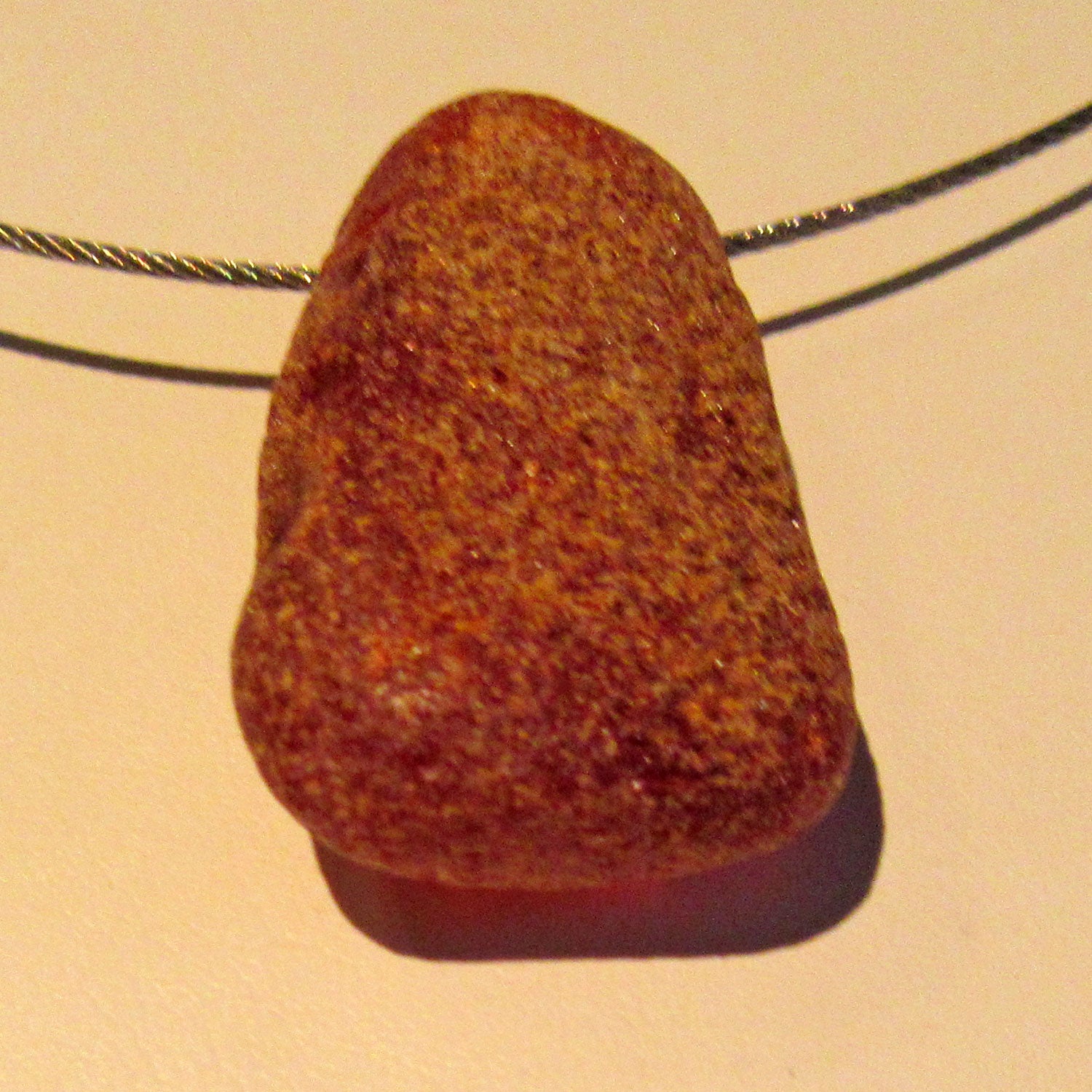 Edles Drahtcollier mit unpoliertem Bernstein