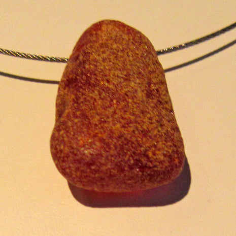 Edles Drahtcollier mit unpoliertem Bernstein