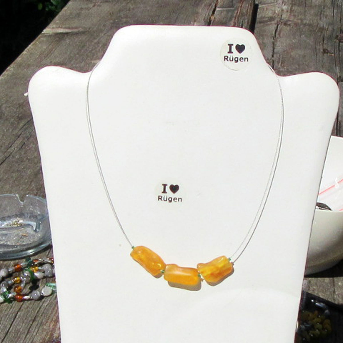 Elegantes Drahtcollier mit unpolierten Bernsteinen