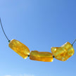Elegantes Drahtcollier mit unpolierten Bernsteinen