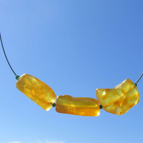 Elegantes Drahtcollier mit unpolierten Bernsteinen