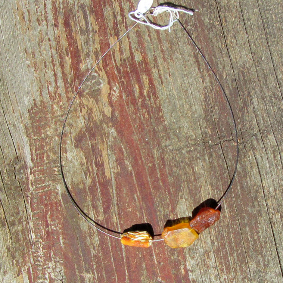 Drahtcollier mit 3 unpolierten Bernsteinen, Unikat