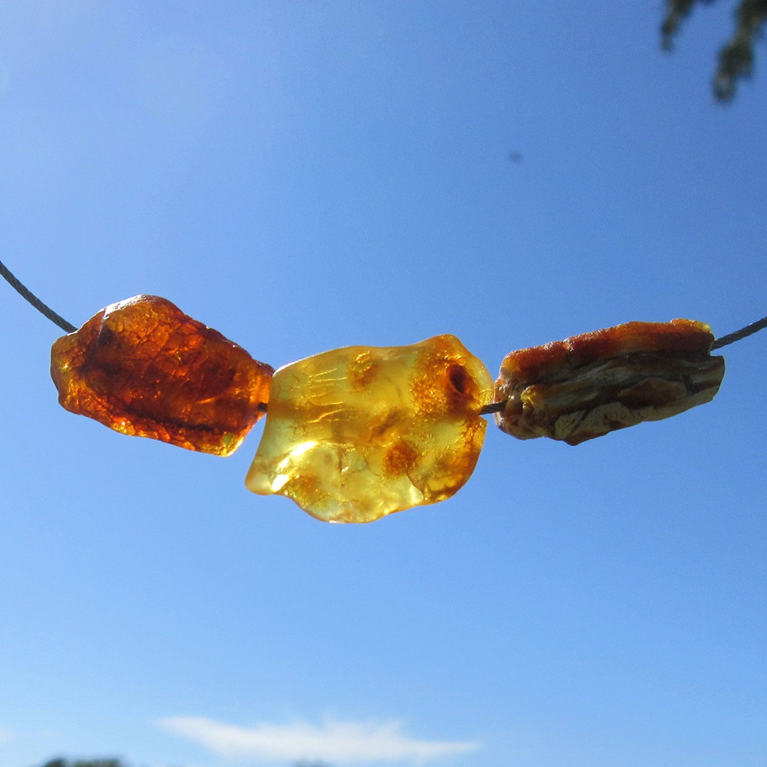 Drahtcollier mit 3 unpolierten Bernsteinen, Unikat