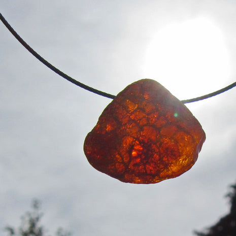 Drahtcollier mit unpoliertem Bernstein – ein Unikat