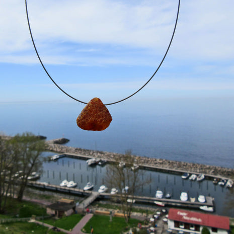 Drahtcollier mit unpoliertem Bernstein – ein Unikat