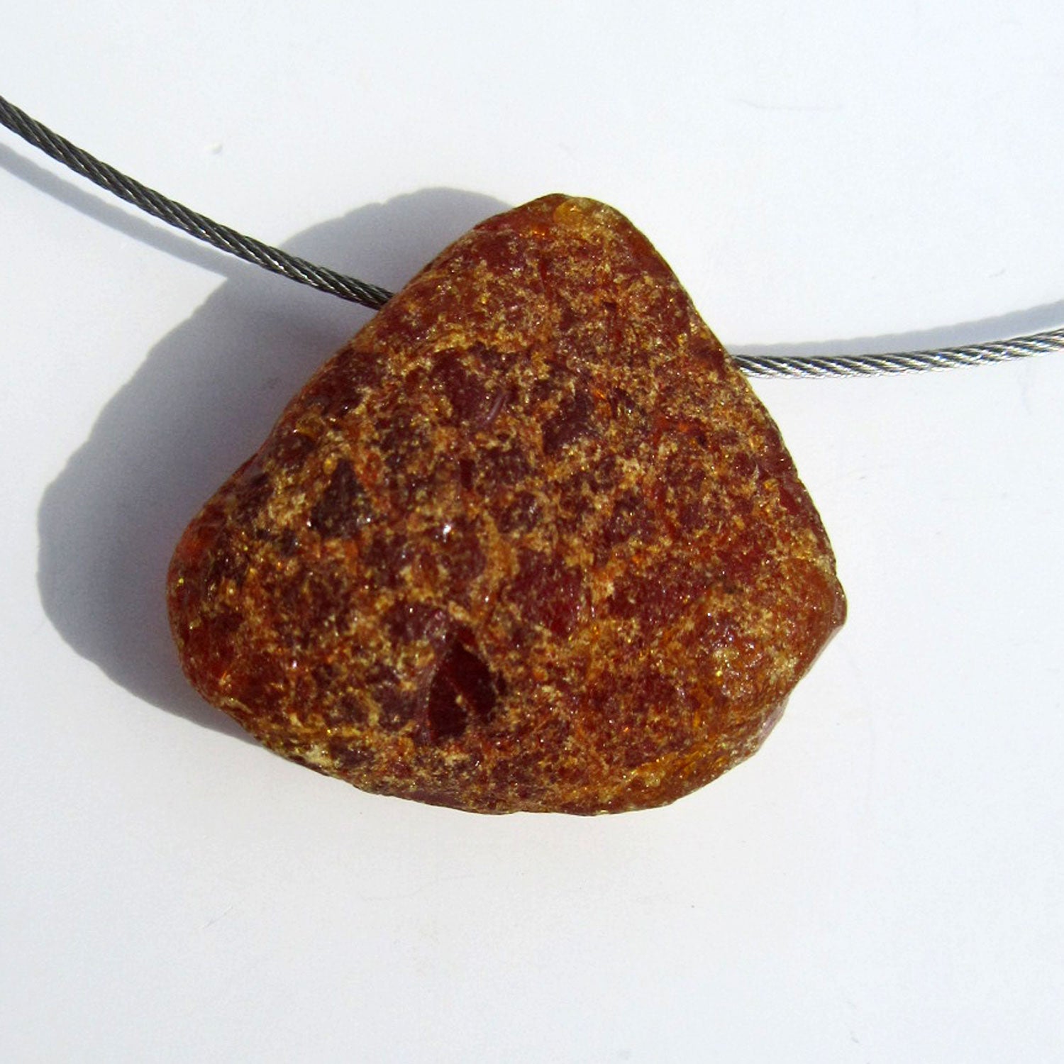 Drahtcollier mit unpoliertem Bernstein – ein Unikat