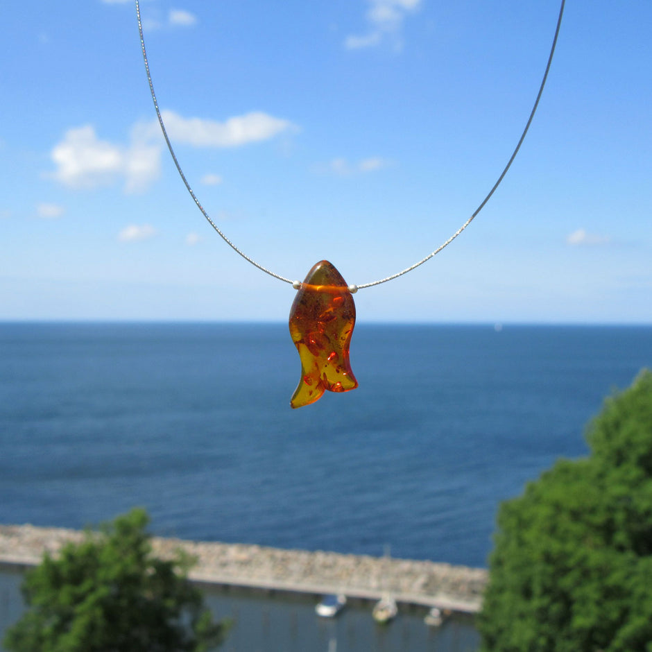 Kognacfarbener Bernsteinfisch am Drahtcollier