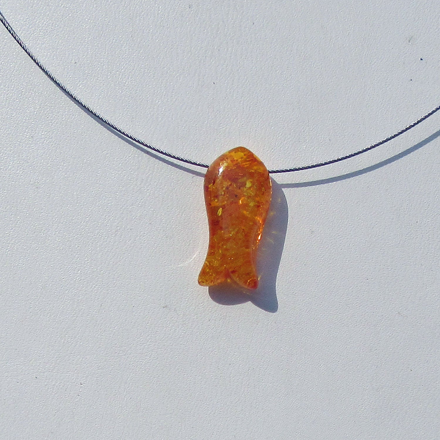 Feines Collier mit einem Bernsteinfisch