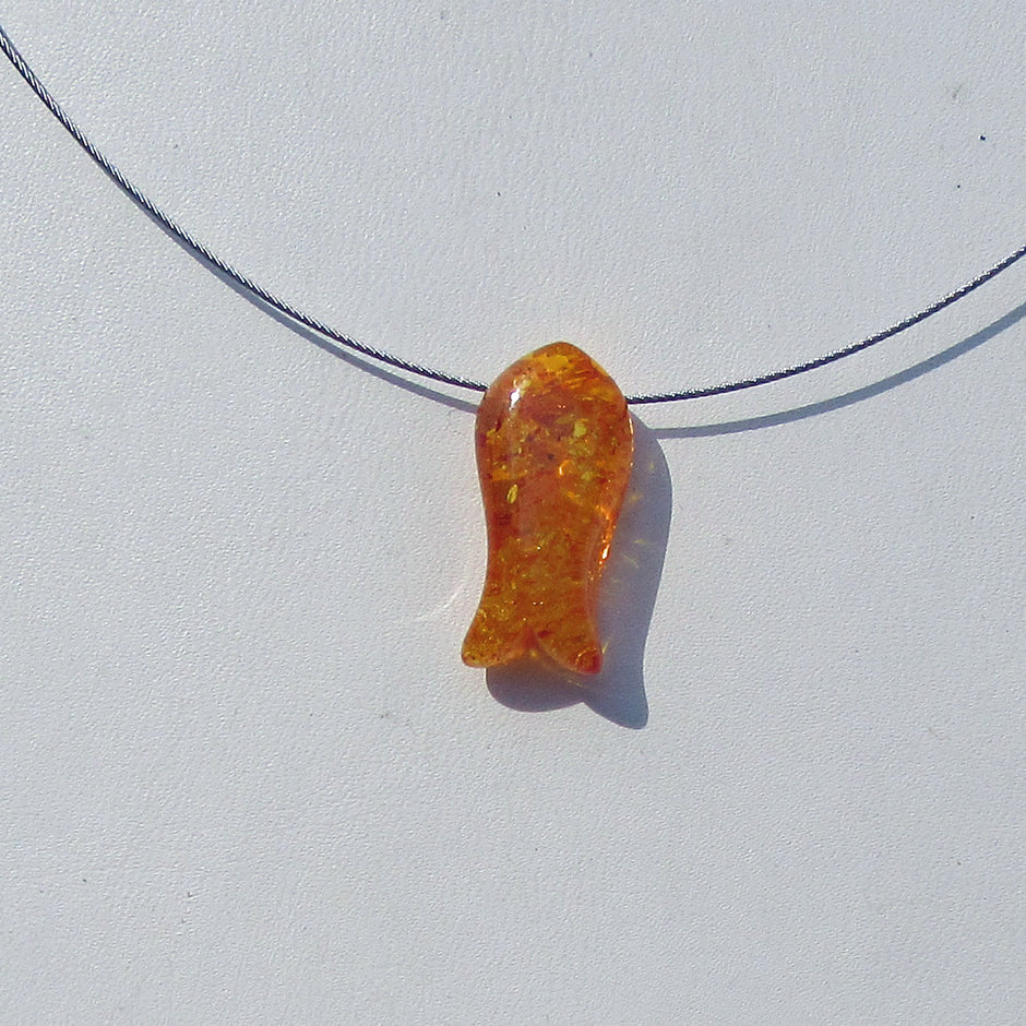 Feines Collier mit einem Bernsteinfisch