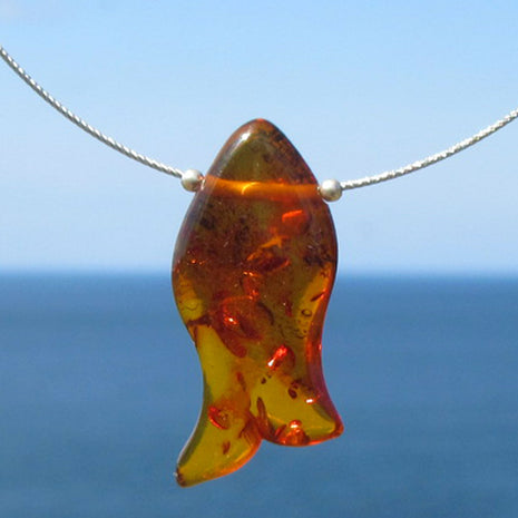 Kognacfarbener Bernsteinfisch am Drahtcollier