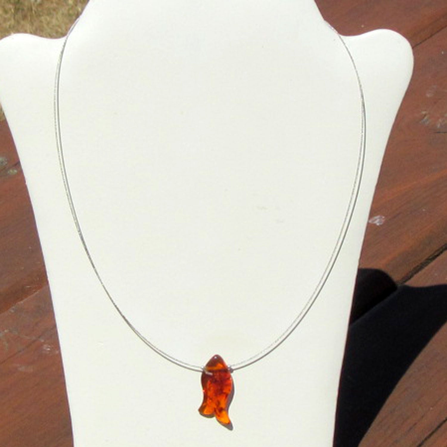 Kognacfarbener Bernsteinfisch am Drahtcollier