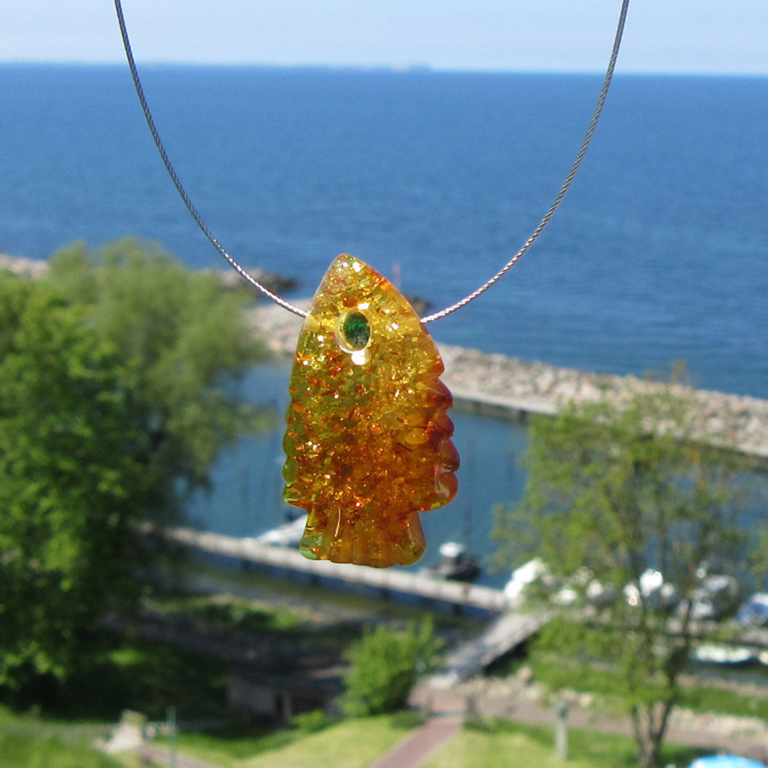 Bernsteinfisch mit grüner Glasperle am Drahtcollier