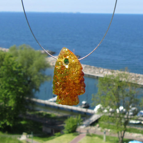 Bernsteinfisch mit grüner Glasperle am Drahtcollier