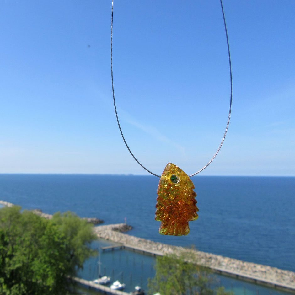 Bernsteinfisch mit grüner Glasperle am Drahtcollier