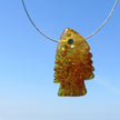 Bernsteinfisch mit grüner Glasperle am Drahtcollier
