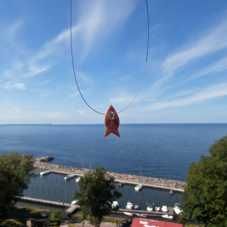Collier mit Fisch aus Bernstein und Seeglas, Unikat